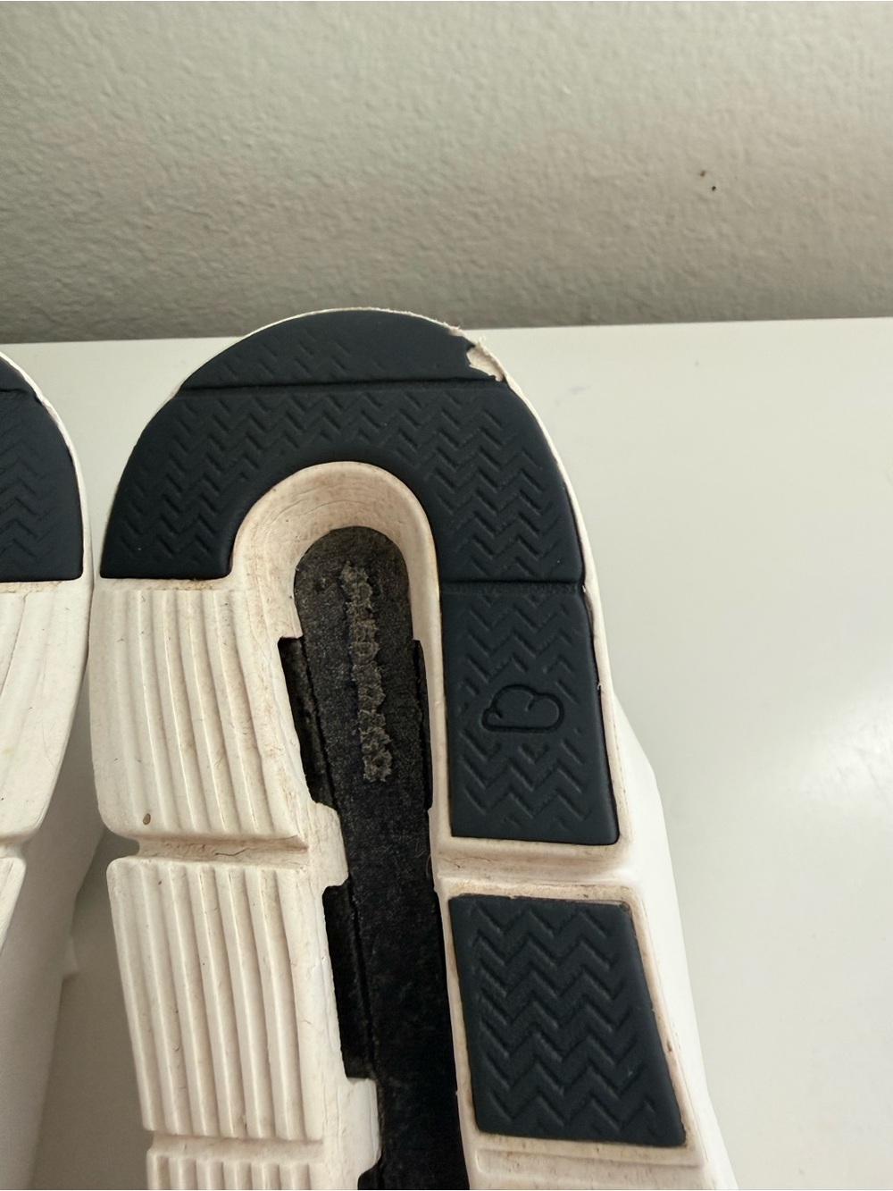 On Running Men size 12 the Roger avantage  Low-Top Sneakers in White and Black - Picture 7 of 10